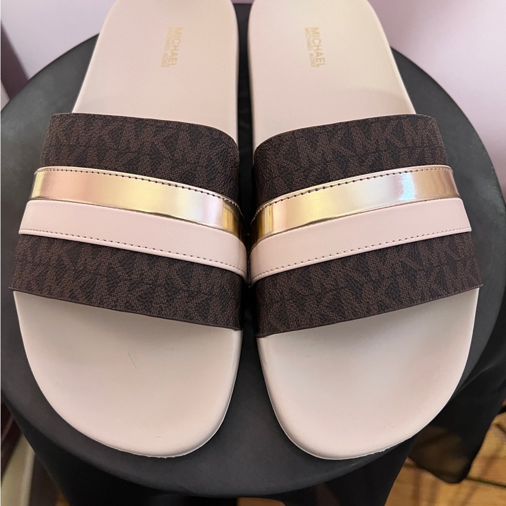Michael Kors Logo Slides in light cream - Picture 4 of 6